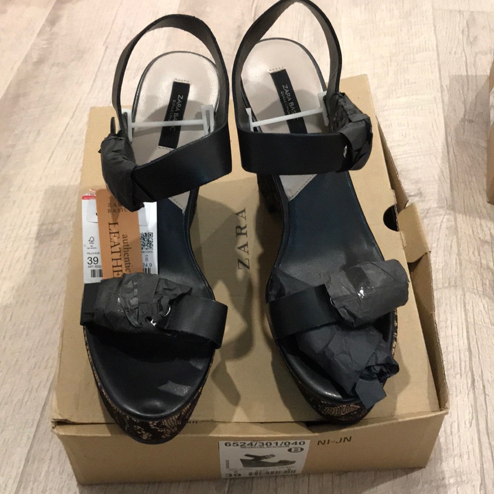 Zara wedge in black size 8 or 39euro, new